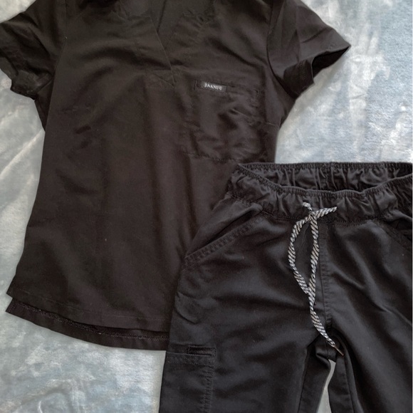 Jaanuu scrub set *top and bottom included* - Picture 2 of 3